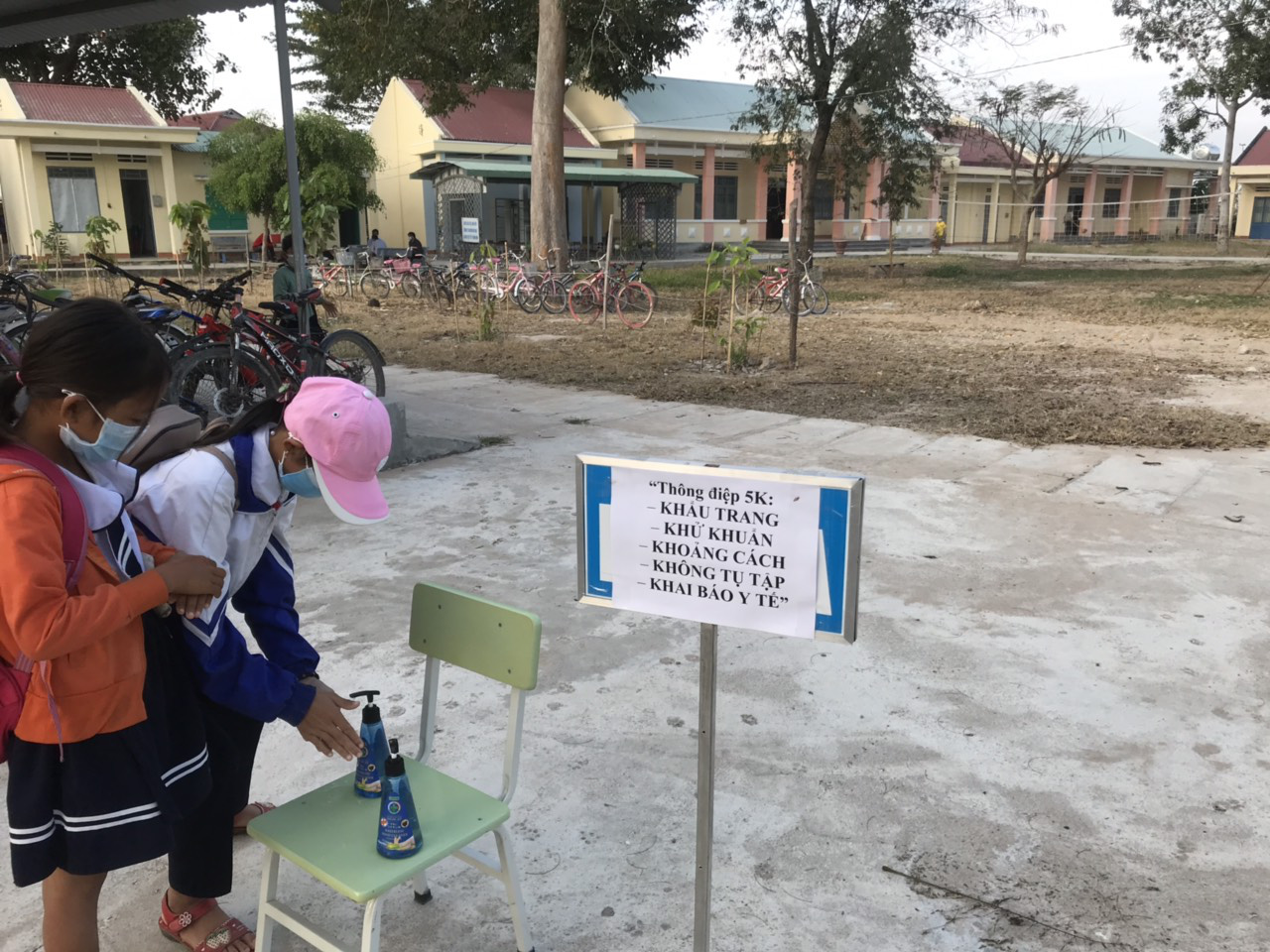 Học sinh đi học trở lại: Nhiều giáo viên, học sinh vẫn trong thời gian phải cách ly - Ảnh 4.