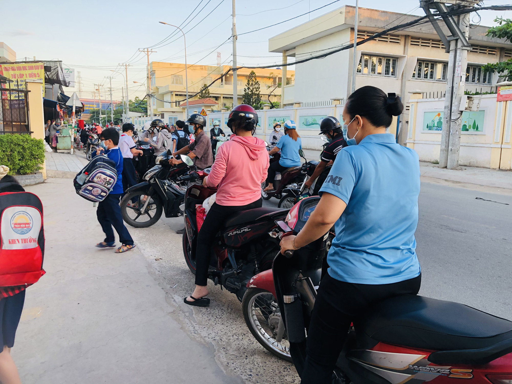 Covid được khống chế, phụ huynh hồ hởi đưa con trở lại trường - Ảnh 3.