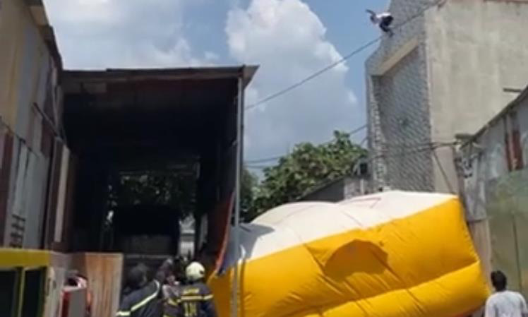 Clip: Thanh niên nghi ngáo đá làm xiếc trên mái nhà rồi nhảy xuống bất tỉnh - Ảnh 2.