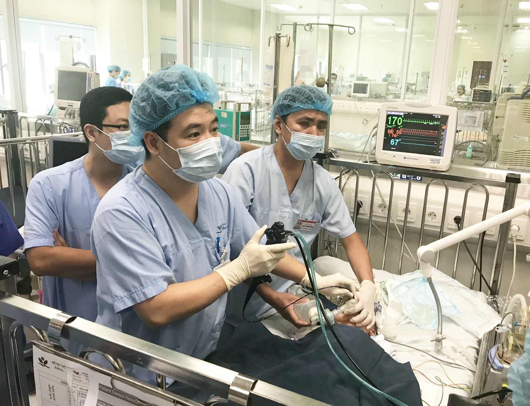 Bé 2 tuổi suýt chết vì sặc hạt điều, cảnh báo tai nạn trẻ em  - Ảnh 1.