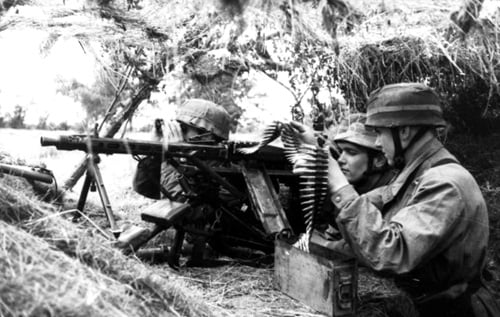 Bí mật &quot;Chiếc cưa xương&quot; của Adolf Hitler khiến lính Mỹ khiếp đảm - Ảnh 2.