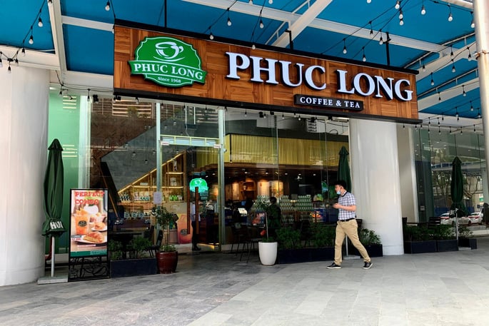 Highlands, The Coffee House để khách ngồi làm việc cả ngày, Phúc Long lại tính chuyện thu phí - Ảnh 1.