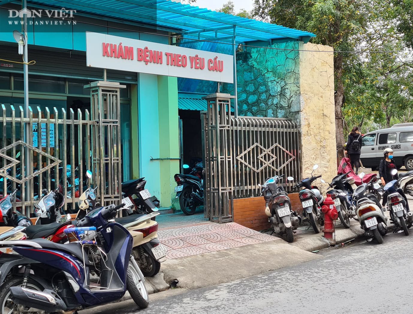 Hải Phòng: Vỉa hè thành chỗ gửi xe gây mất an toàn giao thông khu vực bệnh viện - Ảnh 2.