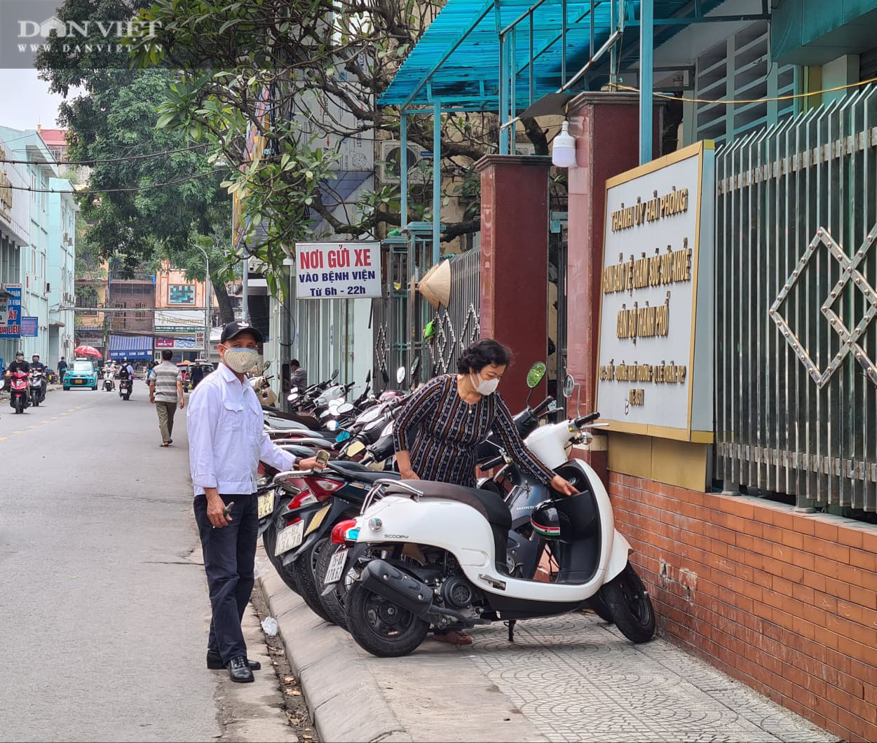 Hải Phòng: Vỉa hè thành chỗ gửi xe gây mất an toàn giao thông khu vực bệnh viện - Ảnh 4.