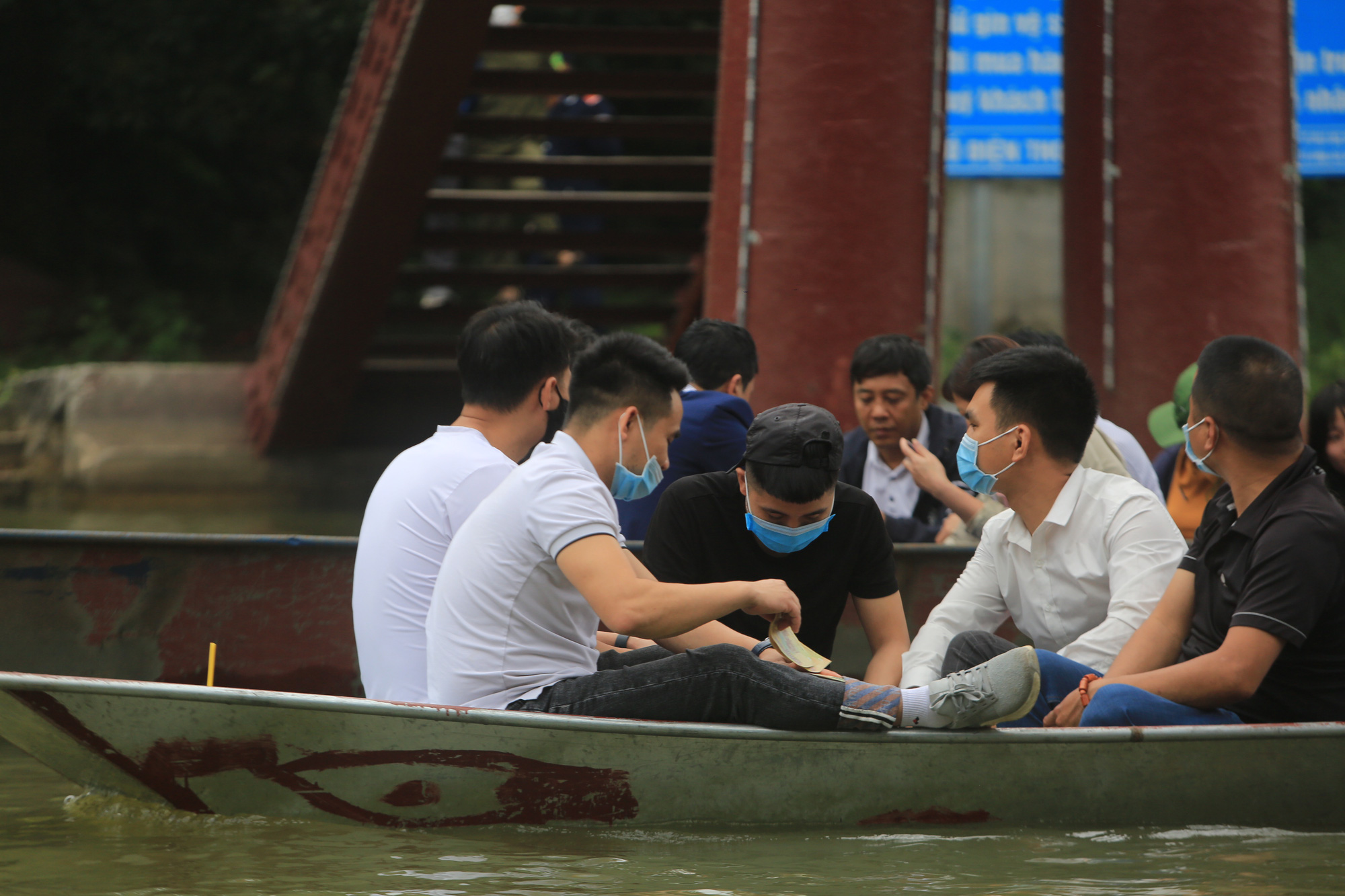 Du khách vô tư &quot;sát phạt&quot;, đánh bài ăn tiền khi đi trẩy hội chùa Hương  - Ảnh 4.