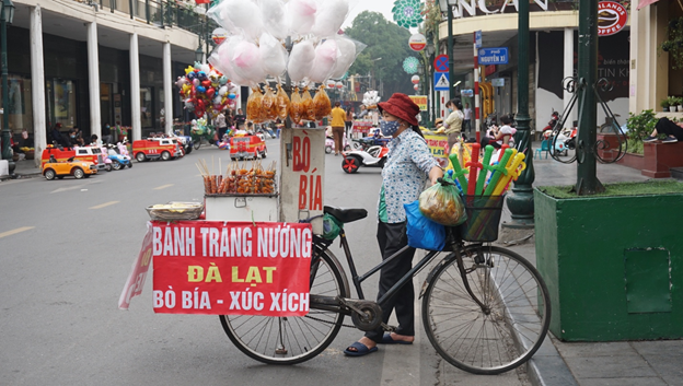 Phố đi bộ Hà Nội “thiếu máu” sau thời gian cách giãn xã hội - Ảnh 2.