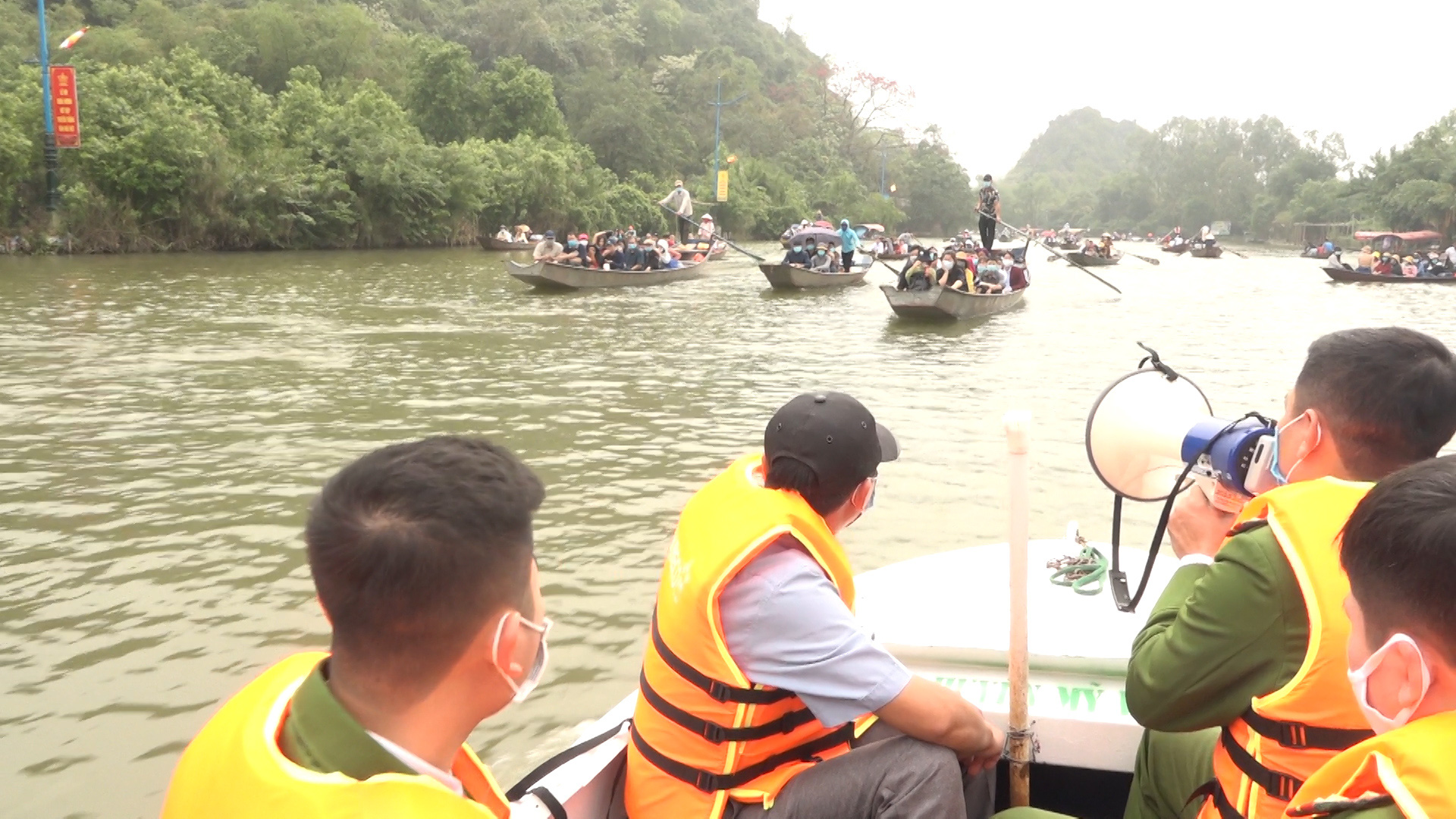 Xử phạt du khách không đeo khẩu trang, tổ chức đánh bạc khi vãn cảnh chùa Hương   - Ảnh 2.