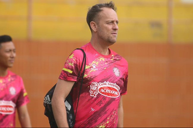 HLV Brazil nhận lương cao nhất V.League 2021… “bay ghế”? - Ảnh 1.