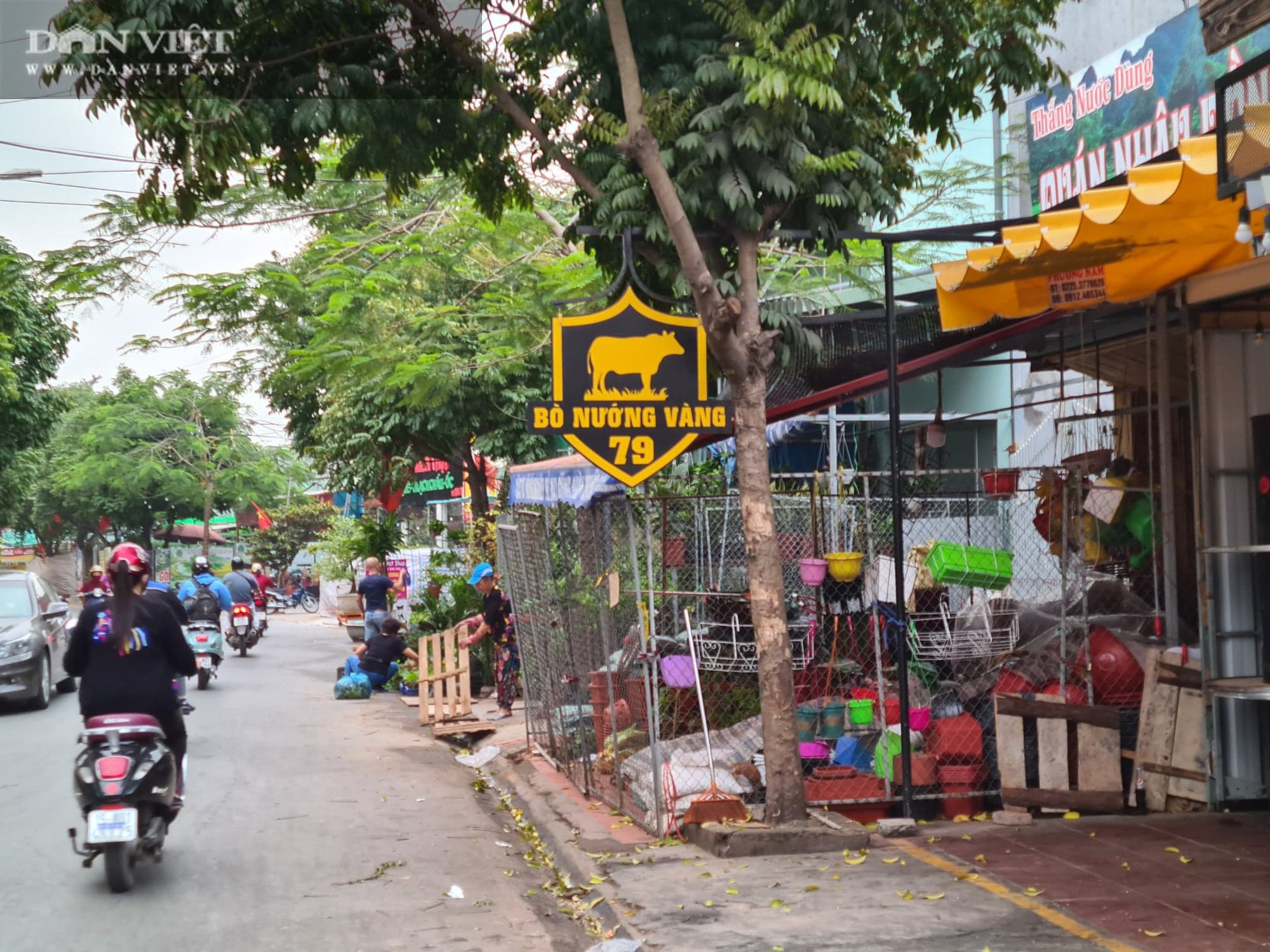 Hải Phòng: Dân quây vỉa hè bằng rào sắt, khung sắt để bán hàng - Ảnh 3.