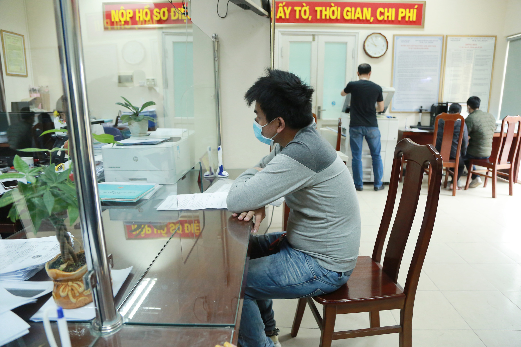 Người "vô hình" ở Hà Nội hạnh phúc được cấp giấy khai sinh: "Tôi đã tồn tại trên đời này" - Ảnh 2.