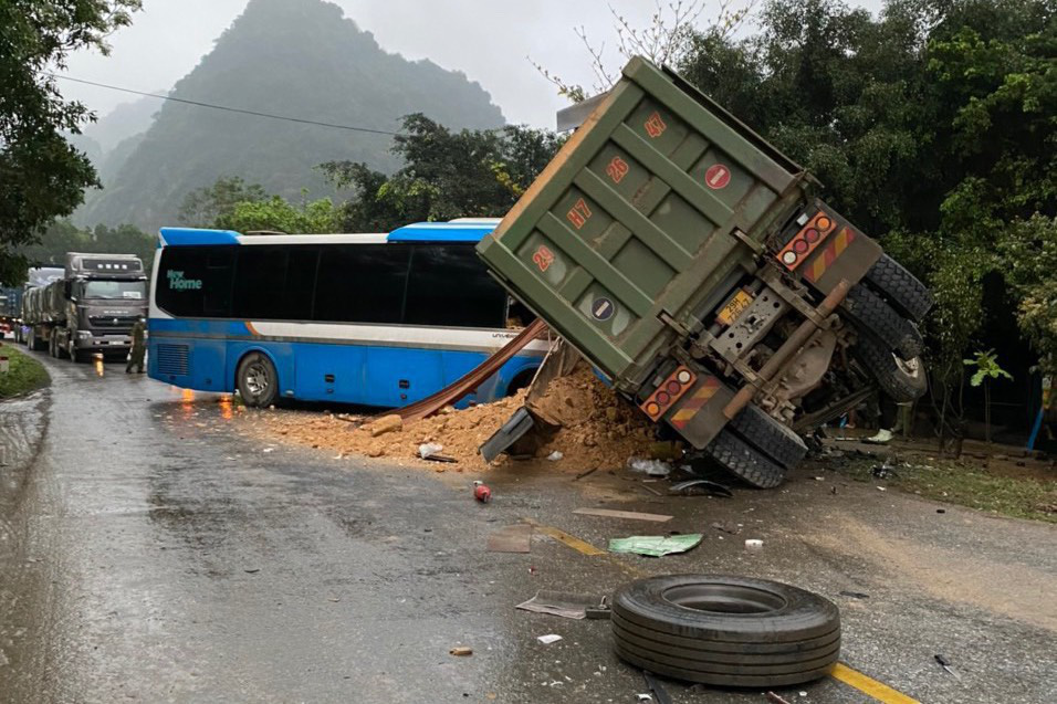Ôtô tải đổ vào đầu xe khách sau va chạm, 3 người chết - Ảnh 1.