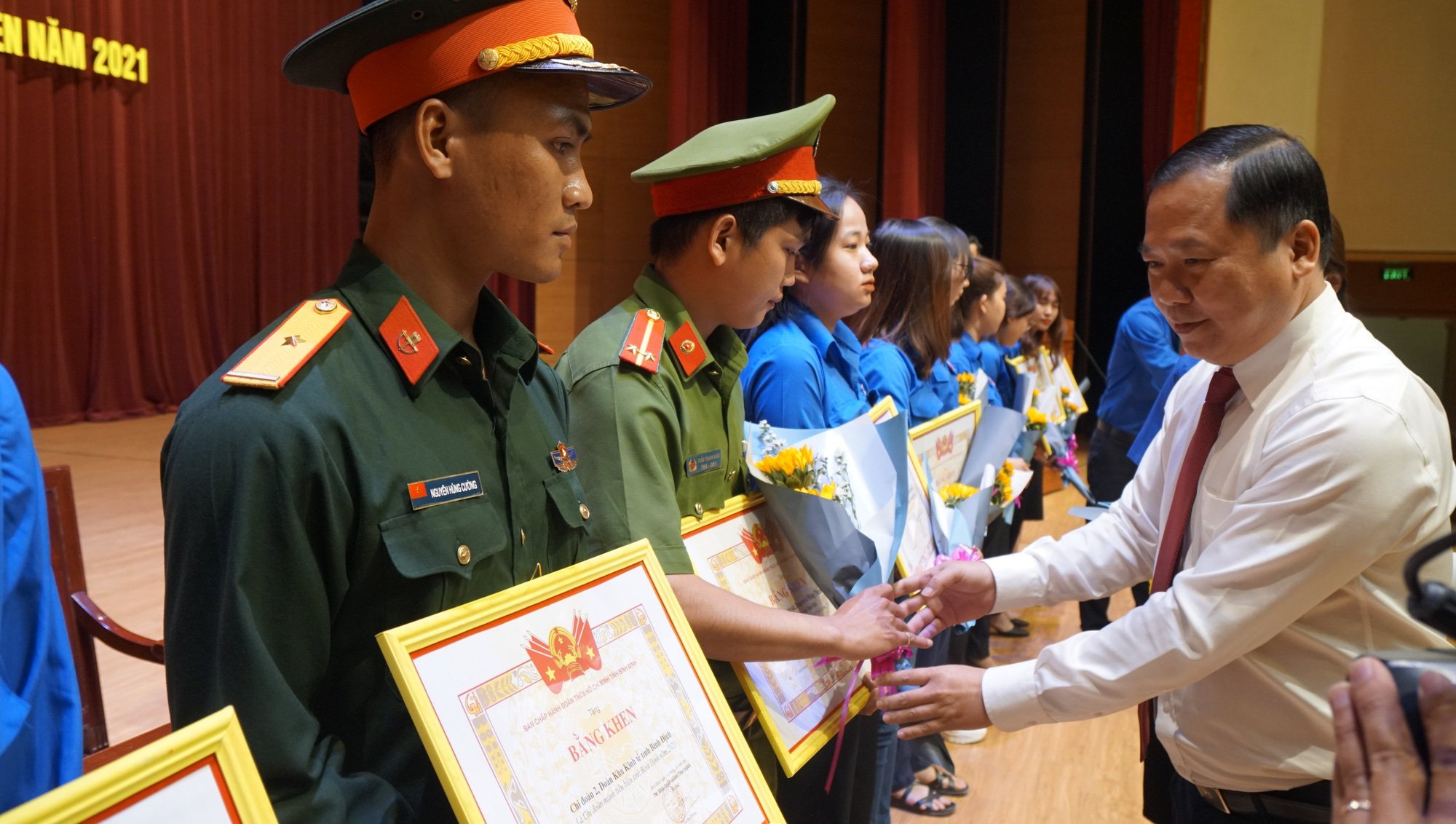 Đối thoại với thanh niên, Chủ tịch Bình Định: “Phải lấy ước mơ làm mục tiêu phấn đấu” - Ảnh 2.