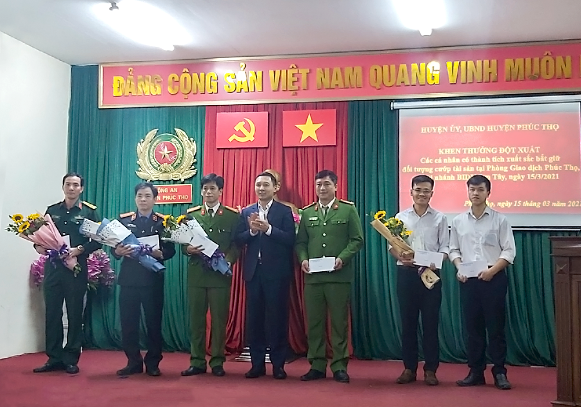 BIDV khen thưởng lực lượng công an, bộ đội và bảo vệ đã tham gia bắt đối tượng cướp ngân hàng - Ảnh 1.