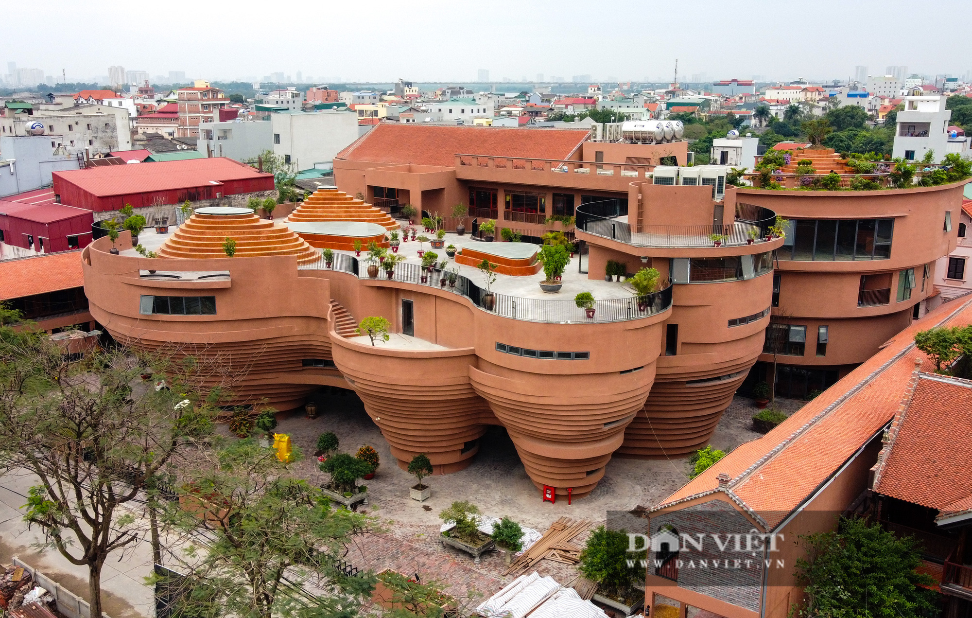 Xuất hiện công trình hình bàn xoay vuốt gốm khổng lồ giữa lòng Hà Nội - Ảnh 2.