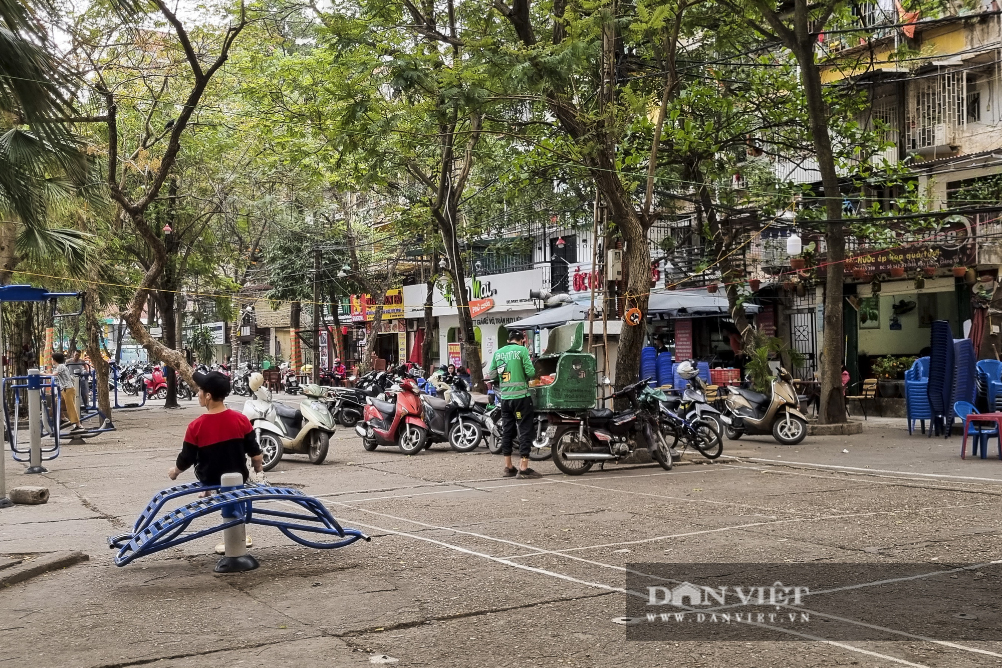 Hàng loạt không gian công cộng tại Hà Nội bị lấn chiếm để kinh doanh - Ảnh 6.