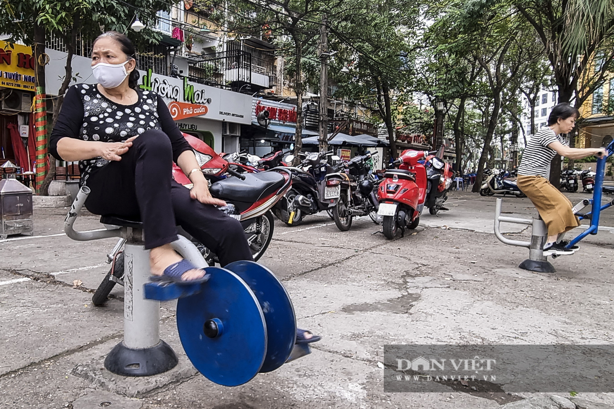 Hàng loạt không gian công cộng tại Hà Nội bị lấn chiếm để kinh doanh - Ảnh 7.