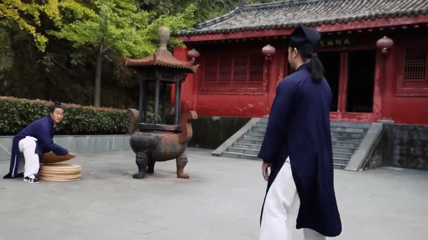 Chưởng môn Võ Đang Trần Sư Hành tiếp tục gây sốt với cách tập luyện siêu dị - Ảnh 2. Chưởng môn Võ Đang Trần Sư Hành tiếp tục gây sốt với cách tập luyện siêu dị - Ảnh 2.