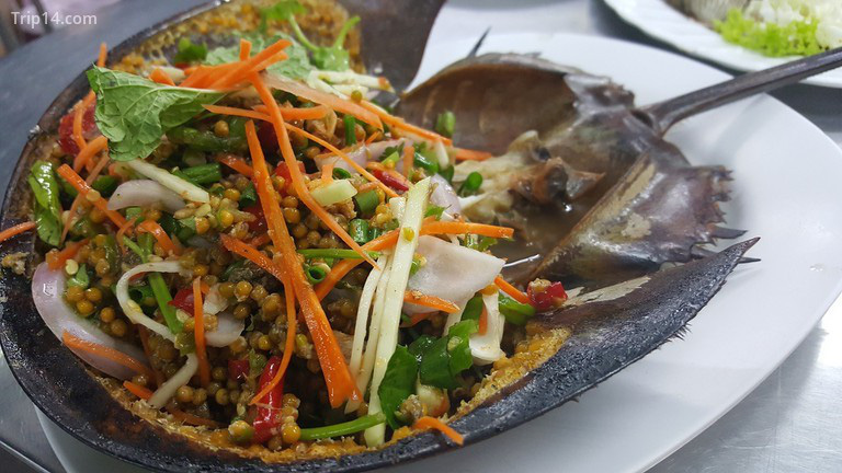 Gỏi trứng cua móng ngựa có gì mà khiến khách tái mặt nhưng vẫn tò mò đòi ăn? - Ảnh 1.