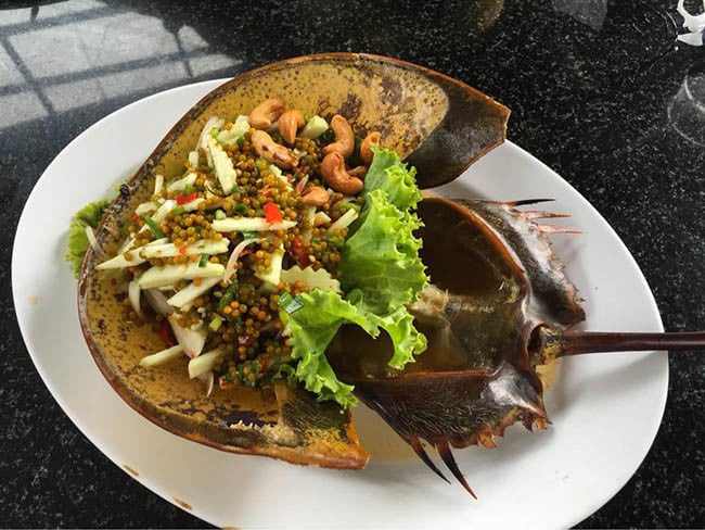 Gỏi trứng cua móng ngựa có gì mà khiến khách tái mặt nhưng vẫn tò mò đòi ăn? - Ảnh 4.