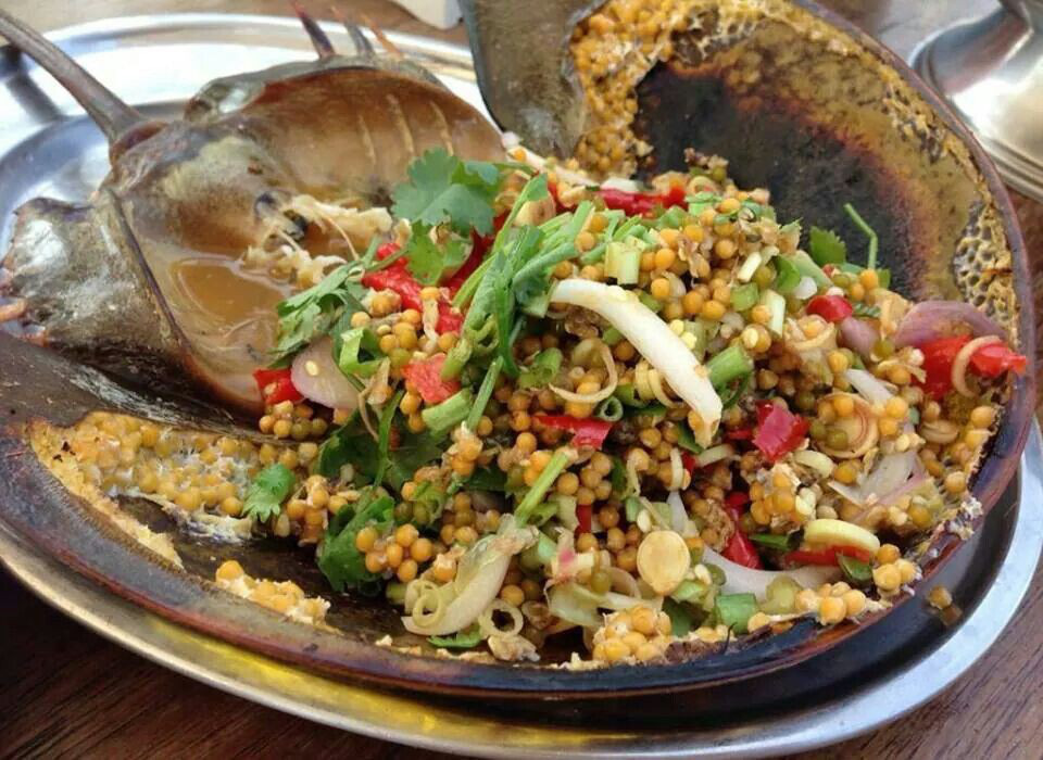 Gỏi trứng cua móng ngựa có gì mà khiến khách tái mặt nhưng vẫn tò mò đòi ăn? - Ảnh 9.