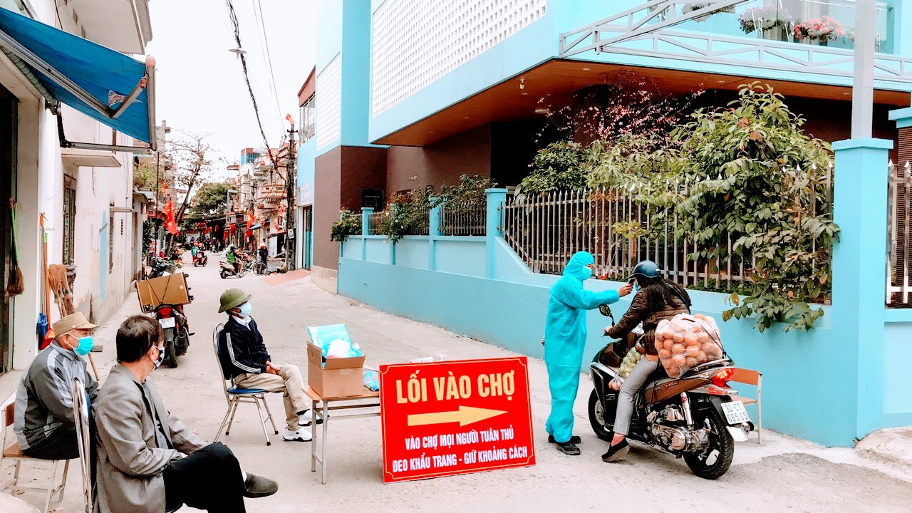 Covid-19 tại Hải Dương: TP.Chí Linh vắng lặng trước giờ dỡ bỏ phong toả - Ảnh 4.