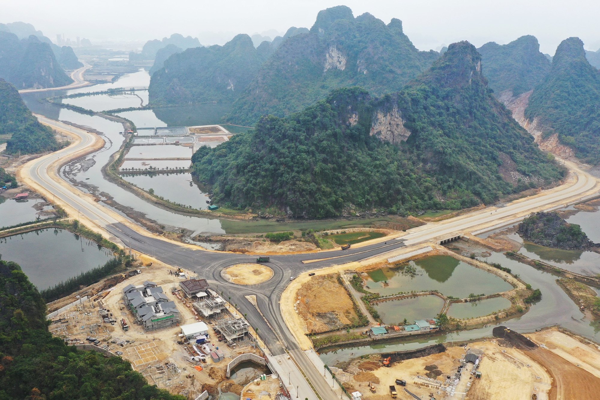 Chuẩn bị khoan đường hầm xuyên núi đá dự án đường bao biển Hạ Long - Cẩm Phả - Ảnh 1. Chuẩn bị khoan đường hầm xuyên núi đá dự án đường bao biển Hạ Long - Cẩm Phả - Ảnh 1.
