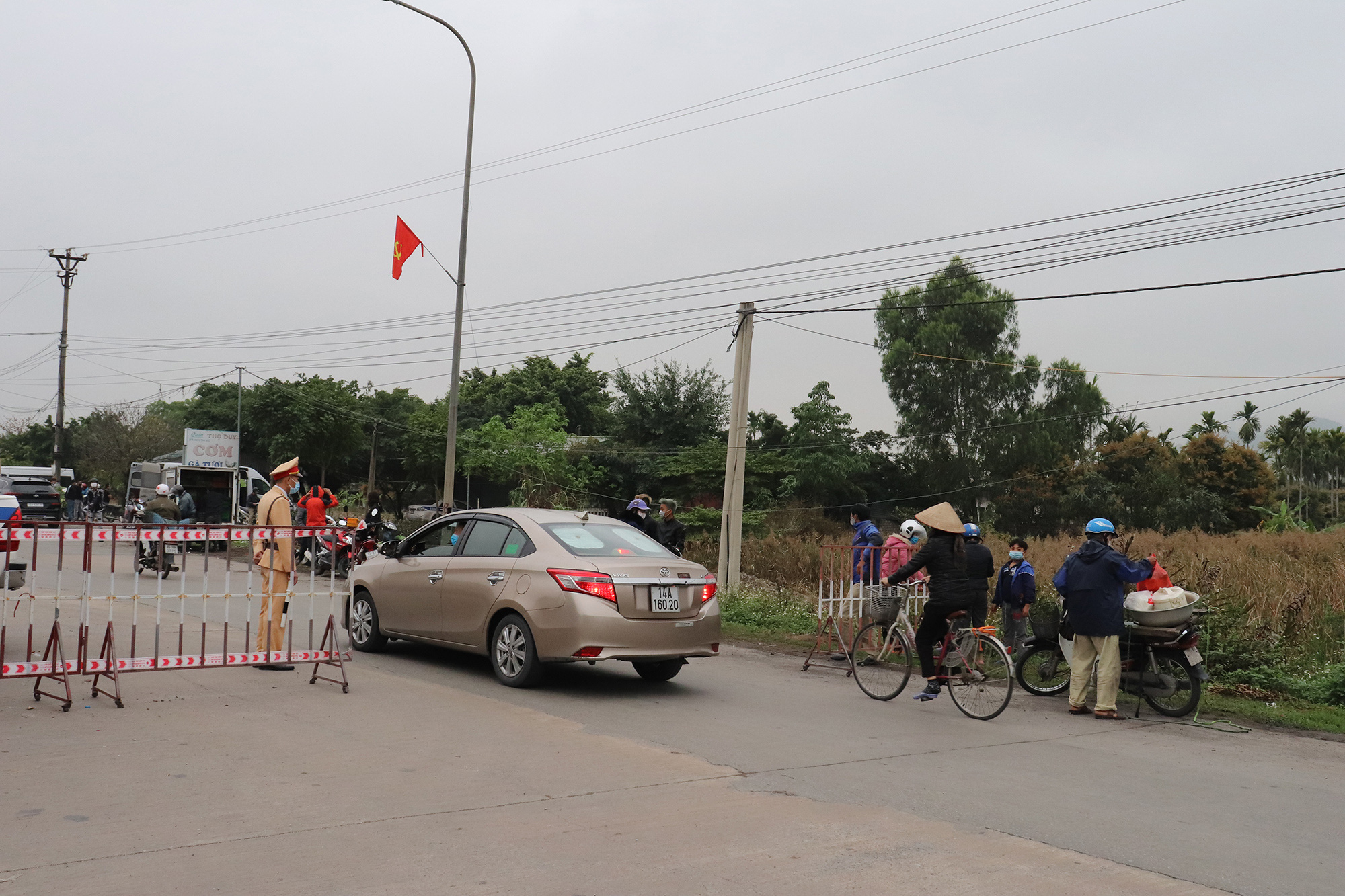 Từ hôm nay, Quảng Ninh mở lại các hoạt động du lịch, cơ sở kinh doanh - Ảnh 1.