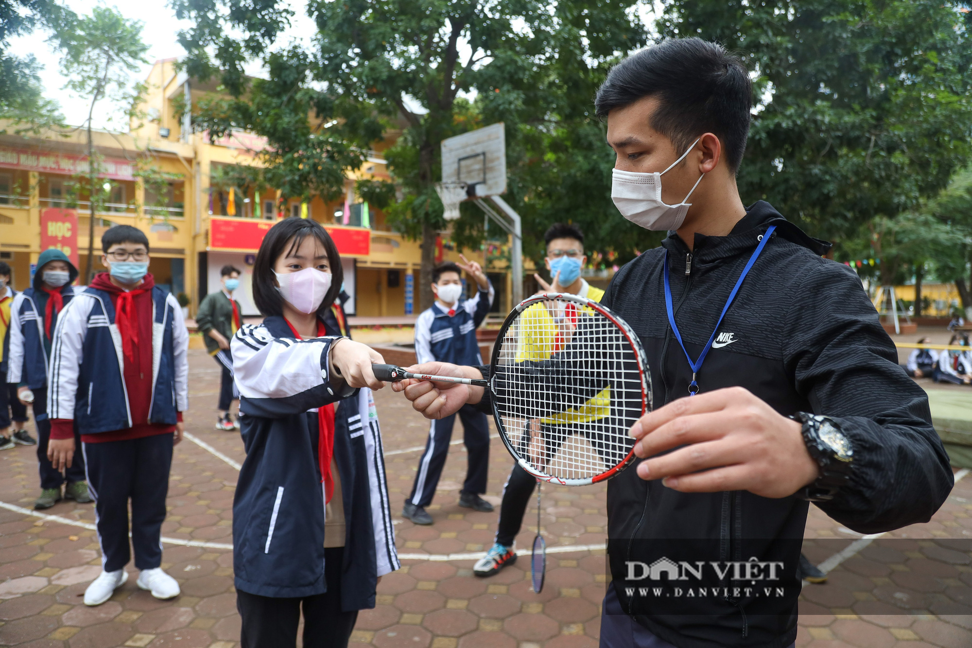 Đi học trở lại sau 30 ngày nghỉ Tết, học sinh Hà Nội được nhận lì xì - Ảnh 13.
