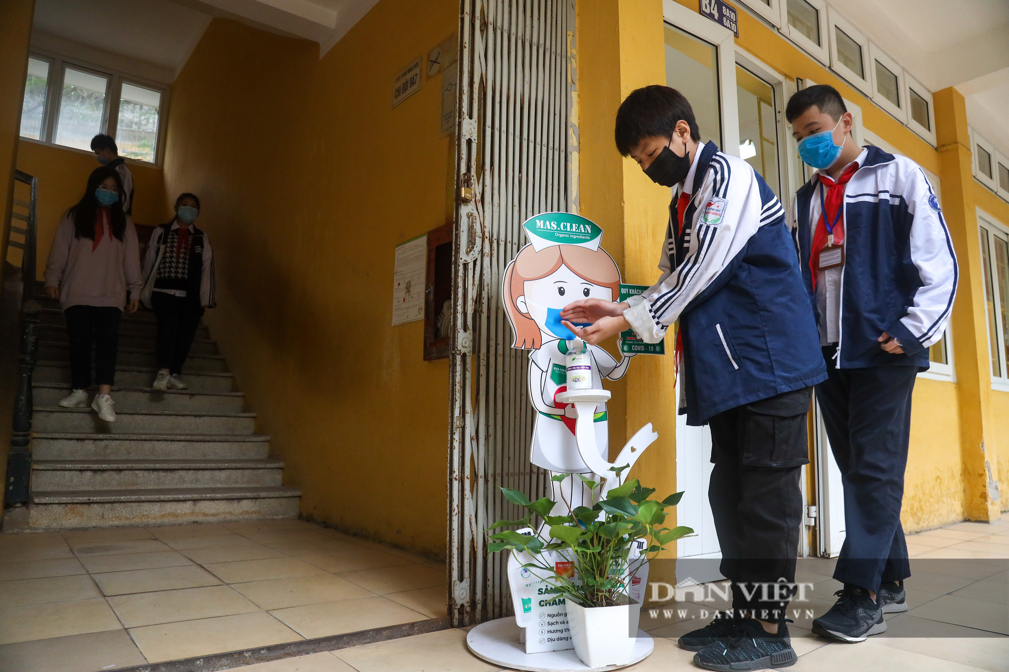 Đi học trở lại sau 30 ngày nghỉ Tết, học sinh Hà Nội được nhận lì xì - Ảnh 6.
