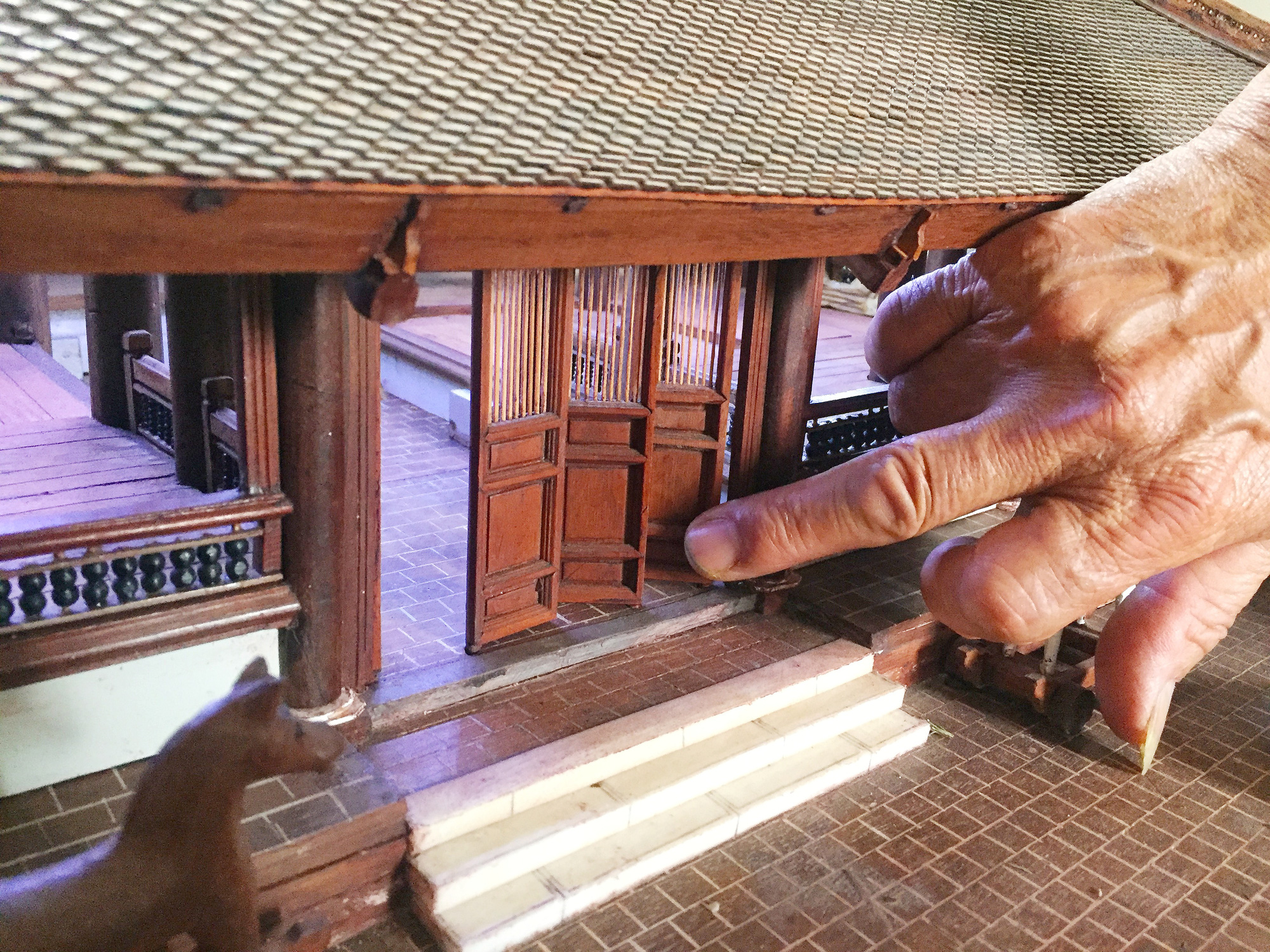 Độc đáo với kiệt tác đình làng bằng gỗ siêu nhỏ - Ảnh 4.