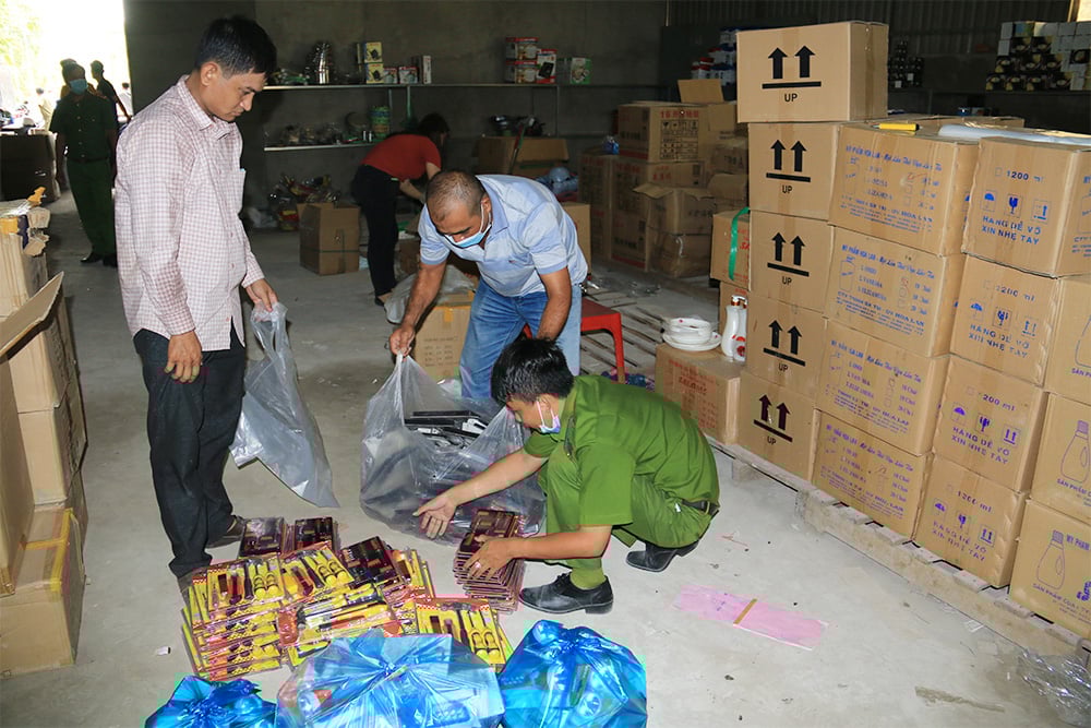 An Giang: Tiếp tục phát hiện kho hàng chứa nhiều hàng hóa không rõ nguồn gốc, xuất xứ  - Ảnh 2.