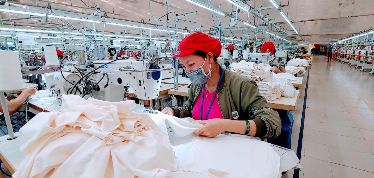 Cận cảnh việc vừa sản xuất, vừa phòng chống dịch Covid-19 ở công ty có nhiều công nhân nhất Hải Dương - Ảnh 1.