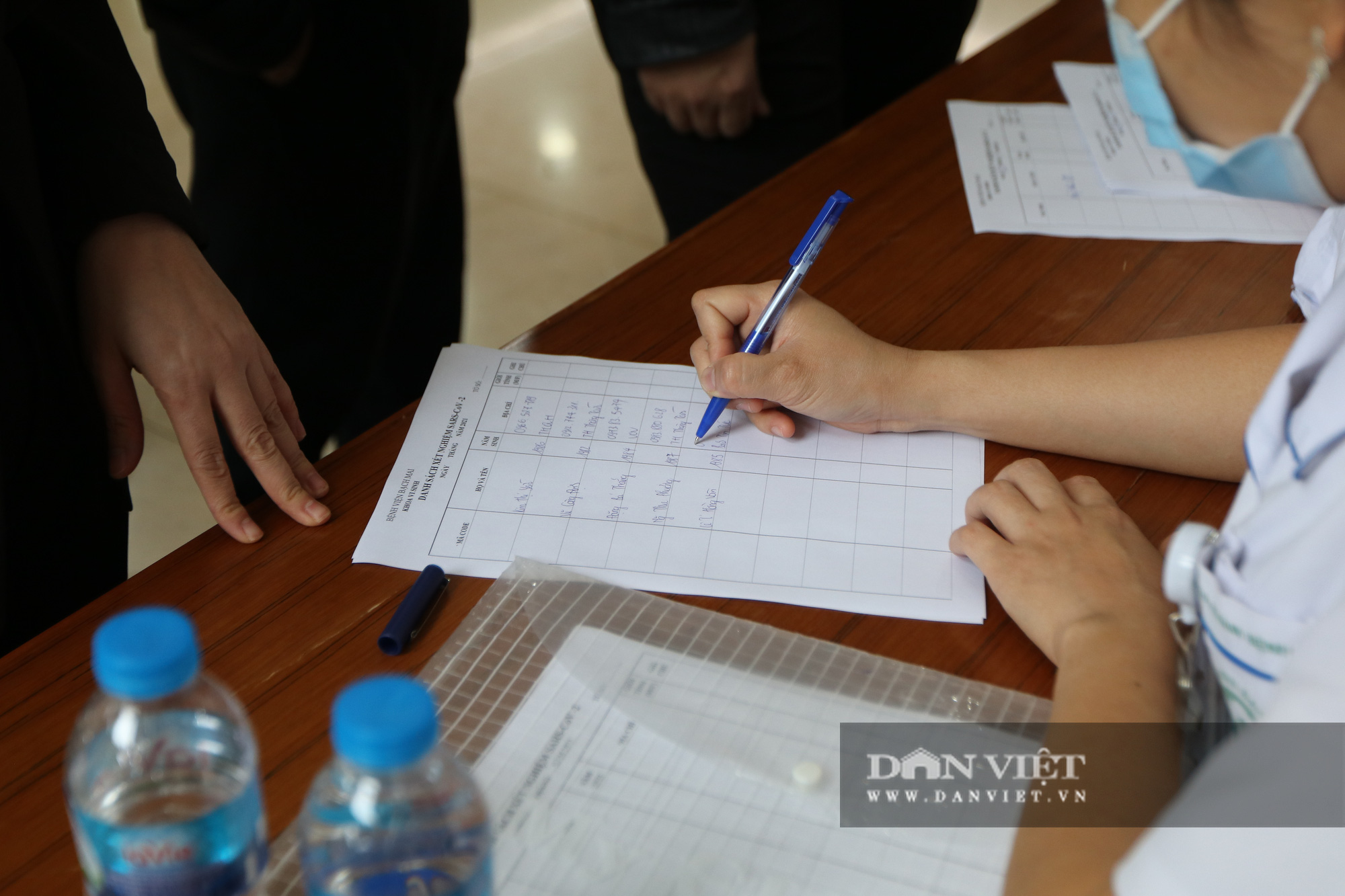 Hơn 100 phóng viên tham gia kỳ họp thứ 11 Quốc hội khoá XIV được xét nghiệm COVID-19 - Ảnh 4.