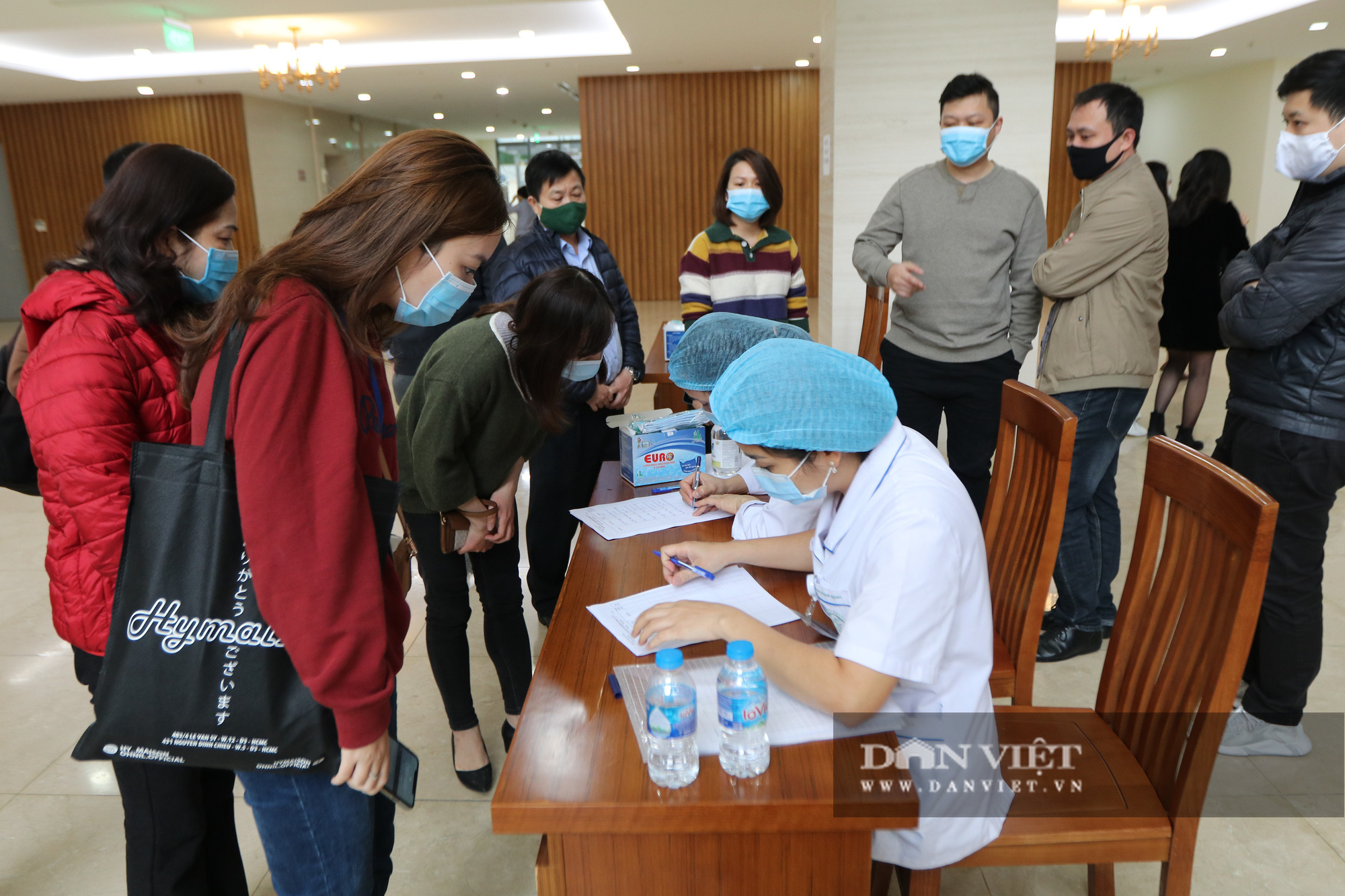 Hơn 100 phóng viên tham gia kỳ họp thứ 11 Quốc hội khoá XIV được xét nghiệm COVID-19 - Ảnh 1.