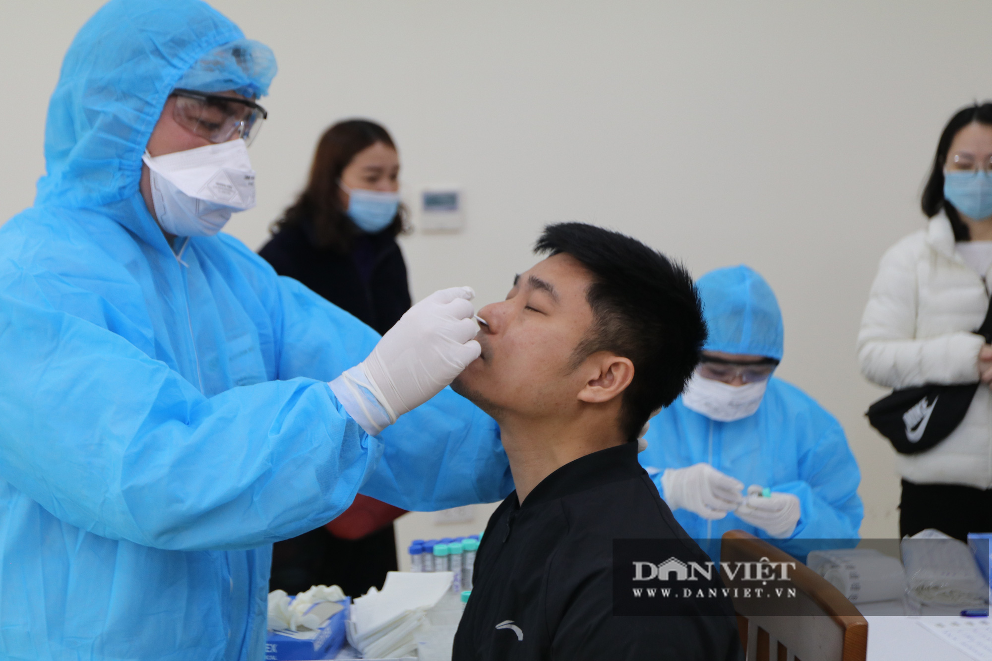 Hơn 100 phóng viên tham gia kỳ họp thứ 11 Quốc hội khoá XIV được xét nghiệm COVID-19 - Ảnh 3.