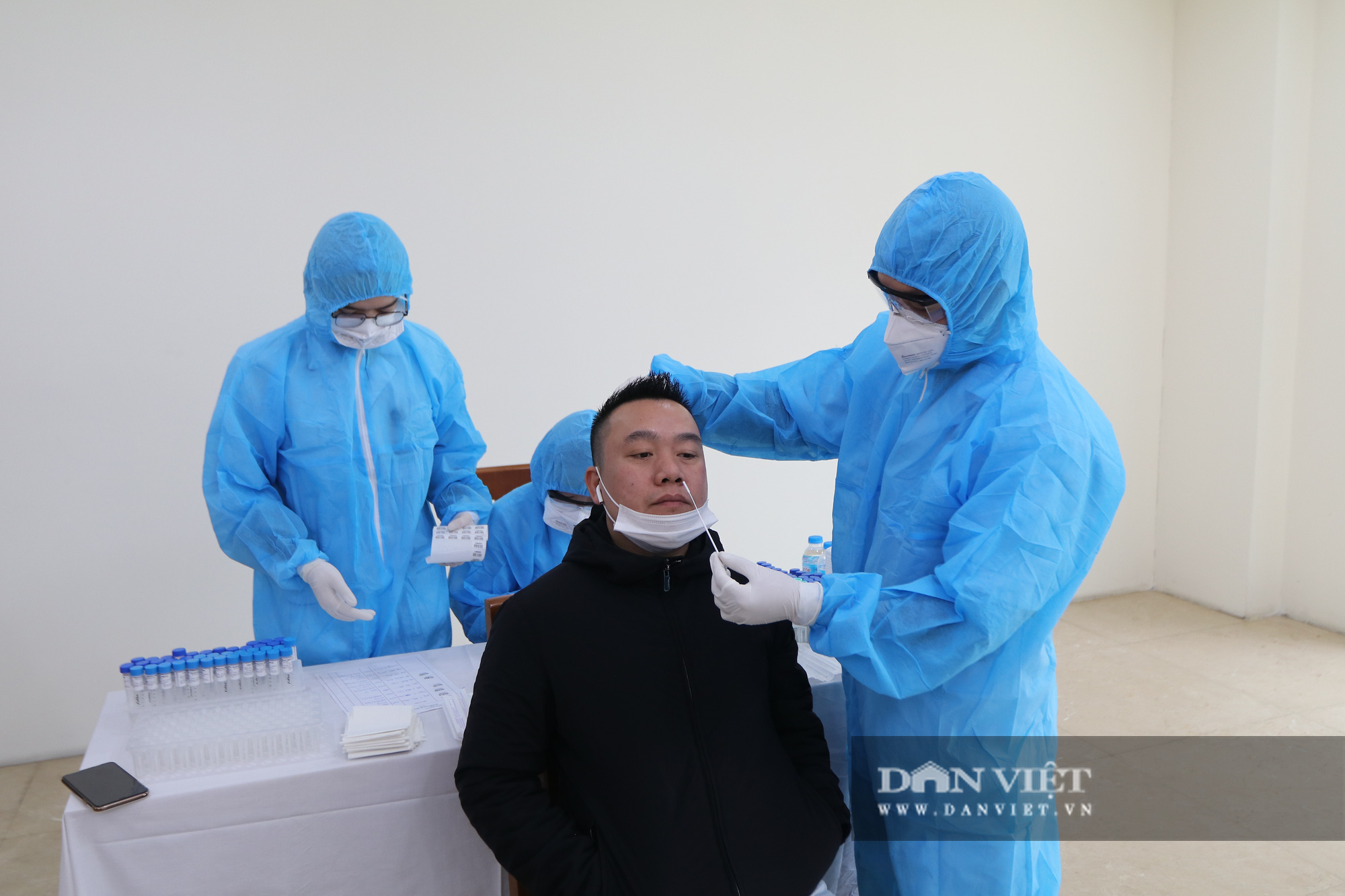 Hơn 100 phóng viên tham gia kỳ họp thứ 11 Quốc hội khoá XIV được xét nghiệm COVID-19 - Ảnh 2.