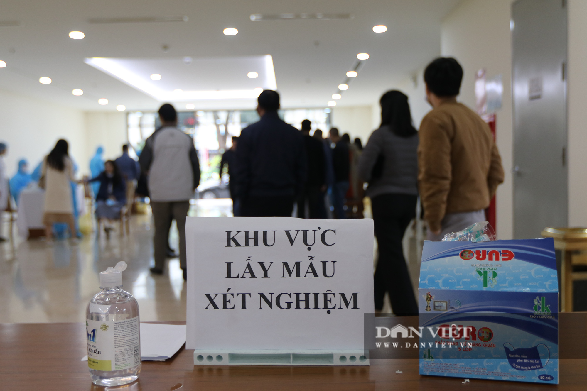Hơn 100 phóng viên tham gia kỳ họp thứ 11 Quốc hội khoá XIV được xét nghiệm COVID-19 - Ảnh 8.