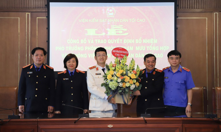 Viện trưởng VKSND Tối cao bổ nhiệm cán bộ thuộc Văn phòng VKSND Tối cao - Ảnh 1.