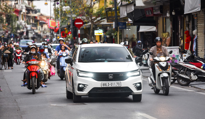 Thị trường ảm đạm, ô tô đua nhau giảm giá - Ảnh 1. Thị trường ảm đạm, ô tô đua nhau giảm giá - Ảnh 1.