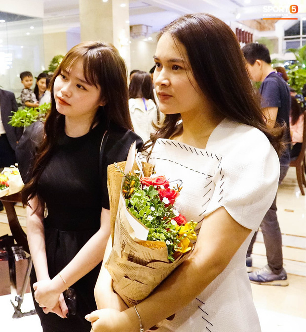 Bà xã Hùng Dũng đỏ hoe mắt khi vào viện chăm sóc chồng - Ảnh 6.