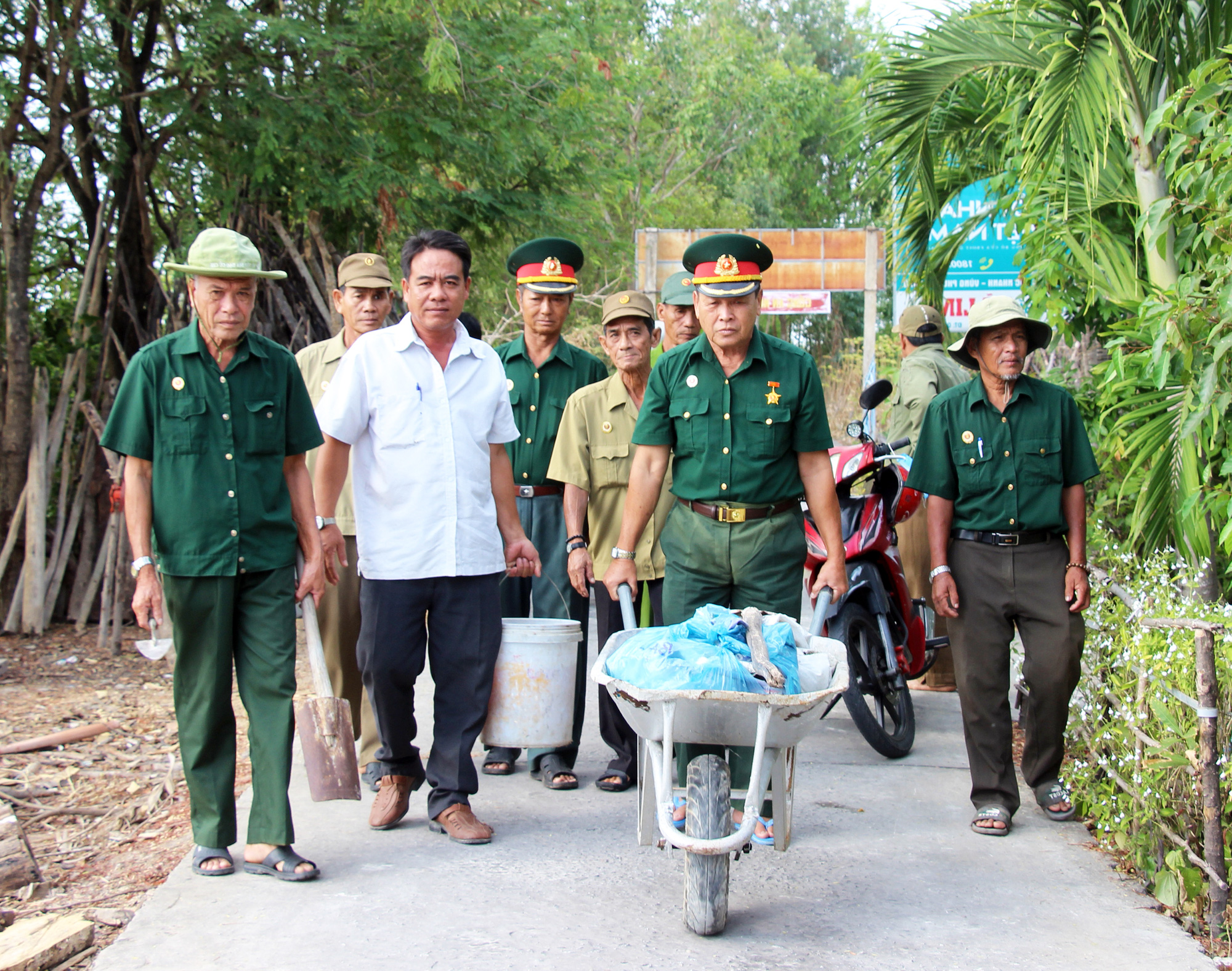 &quot;Biệt đội vá đường&quot; đặc biệt toàn các cụ U70, U80 ở Cà Mau được nhận Bằng khen  - Ảnh 1.