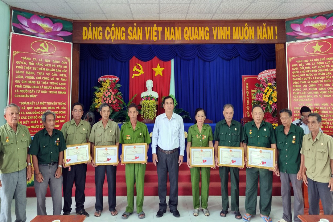 &quot;Biệt đội vá đường&quot; đặc biệt toàn các cụ U70, U80 ở Cà Mau được nhận Bằng khen  - Ảnh 2.