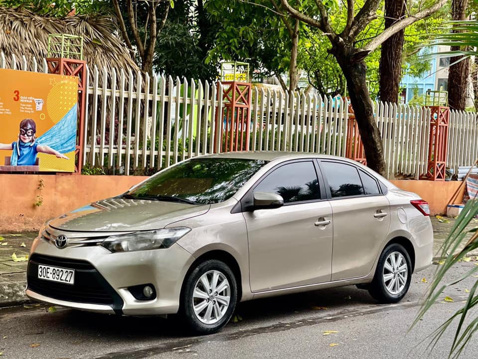 Toyota Vios số sàn chạy 5 vạn, màu vàng cát, rao bán giá khó tin - Ảnh 1.