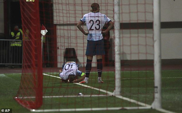 Odegaard lần đầu mang băng đội trưởng tuyển Na Uy.