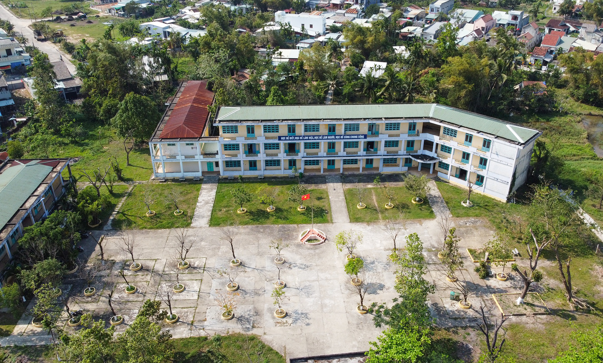 Ngôi trường rộng hơn 2 héc ta, 25 phòng học nhưng chỉ có 46 học sinh - Ảnh 2.