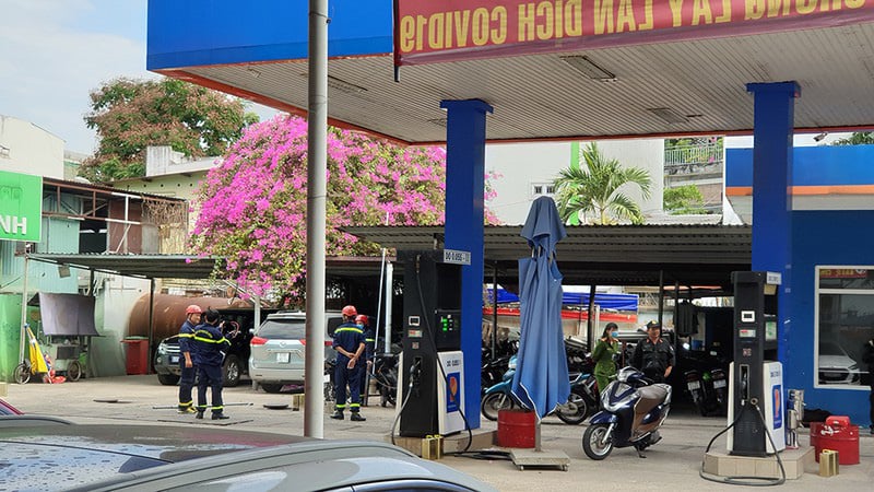Bộ Công an khám xét cây xăng ở TP.HCM liên quan đường dây sản xuất, buôn bán hơn 200 triệu lít xăng giả - Ảnh 1. Bộ Công an khám xét cây xăng ở TP.HCM liên quan đường dây sản xuất, buôn bán hơn 200 triệu lít xăng giả - Ảnh 1.
