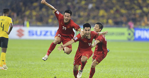 Huy Hùng mang áo số 29.