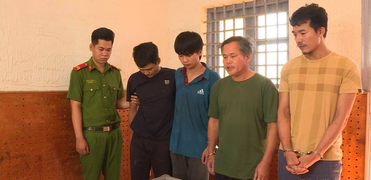 Đánh công an nhập viện, 4 đối tượng bị khởi tố - Ảnh 1.