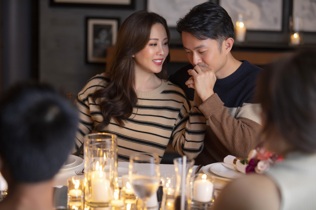 Hoa hậu Thu Hoài được hôn phu kém 10 tuổi ôm hôn đắm đuối  - Ảnh 7.