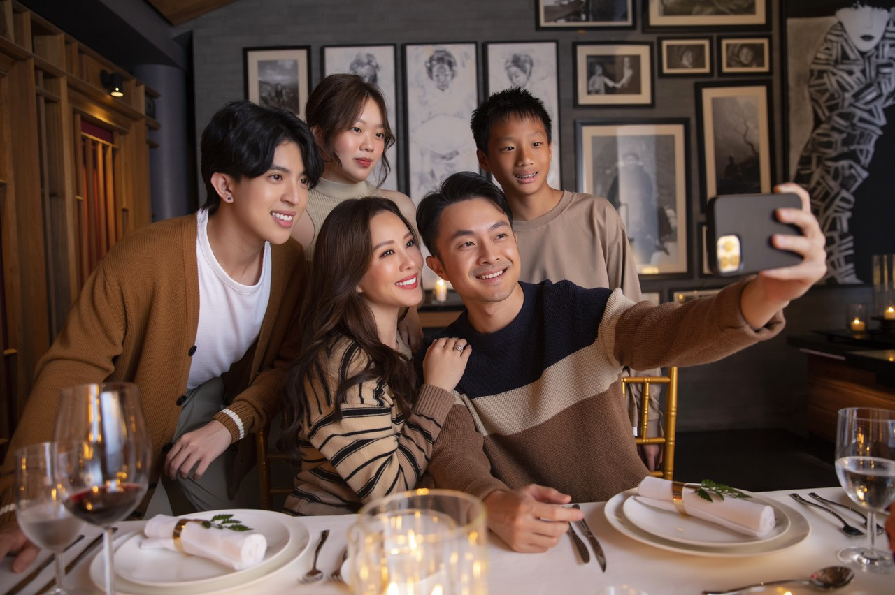 Hoa hậu Thu Hoài được hôn phu kém 10 tuổi ôm hôn đắm đuối  - Ảnh 4.
